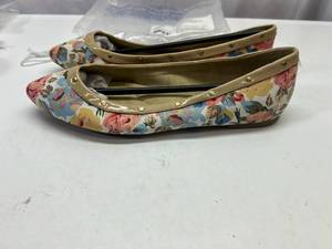 lot 3 image: MM. Printed Cushion Walk Flat Size 9