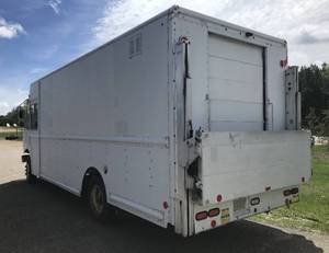 lot 2 image: 2012 Workhorse Utilmaster Step Van