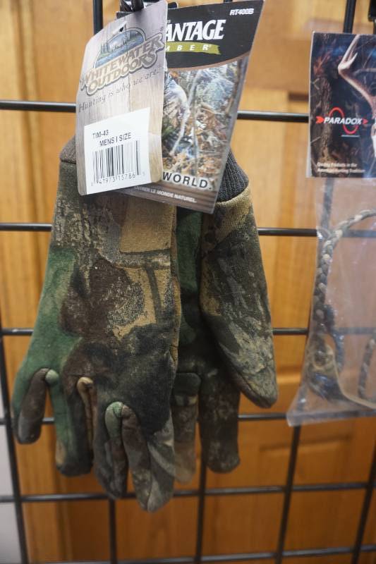 White Water Outdoors Mens One Size Thinsulate Gloves Advantage Timber Camo With Camo Bow Sling
