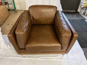 lot 2 image: Brown Leather Lounge Chair