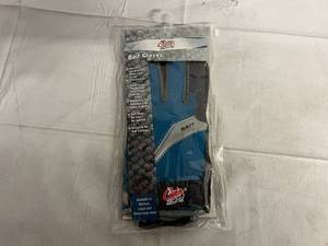 lot 76 image: Cuda Bair Gloves - L