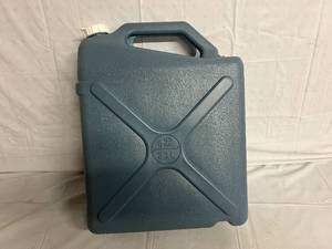 lot 146 image: 6 Gallon Water Jug