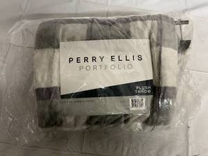 lot 178 image: Perry Ellis Plush Throw Blanket - 50 x 60