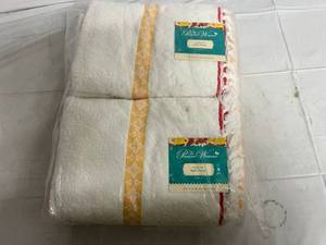 lot 307 image: Pioneer Women Bath Towels