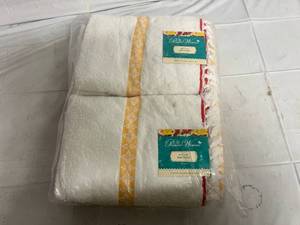 lot 308 image: Pioneer Women Bath Towels