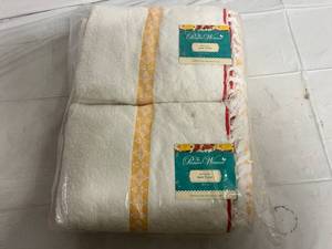lot 309 image: Pioneer Women Bath Towels
