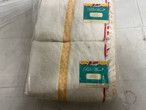 lot 310 image: Pioneer Women Bath Towels