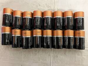 lot 281 image: 16 Duracell D Batteries