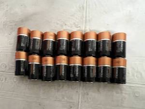 lot 283 image: 16 Duracell D Batteries