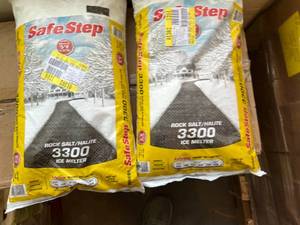 lot 271 image: 2 Bags of Safe Step 3300 Rock Salt Ice Melter