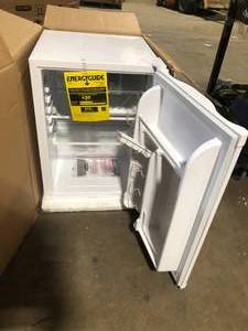 Magic Chef 2..6 cu. ft. Compact Refrigerator in White    Customer Returns See Pictures
