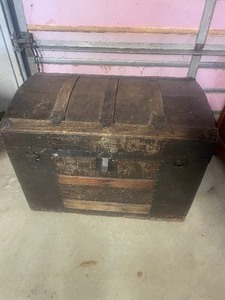 lot 4 image: Vintage trunk measures 28 x 17 x 21...