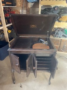 lot 5 image: Victorola record player works...