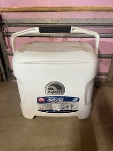 lot 8 image: 1 Cooler...
