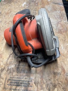 lot 9 image: Black n Decker circular saw...