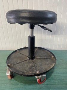 lot 30 image: Shop stool with height adjustment...