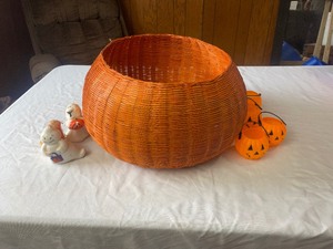 lot 81 image: Lot of Halloween items, candles and pumpkin