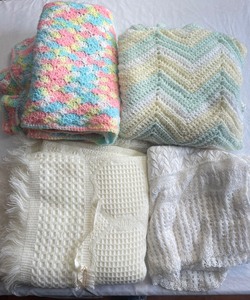 lot 83 image: 4 Small quilts...