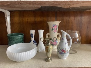 lot 116 image: Lot of vases and glassware...