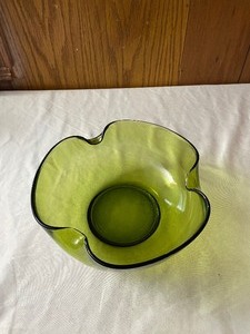 lot 173 image: Green glass bowl...
