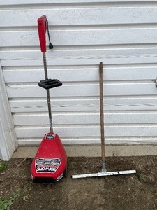 lot 200 image: Electric snow shovel and squeegee...