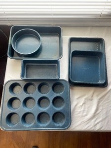 lot 216 image: Nutrichef baking pans and muffin pans