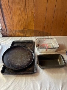 lot 220 image: 8 Bakery pans...
