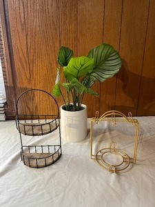 lot 226 image: Rack shelf and plant...