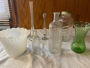 lot 243 image: Glassware...