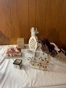 lot 261 image: Christmas dcor...