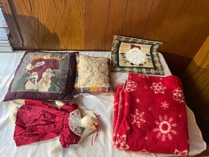 lot 265 image: Christmas linens...