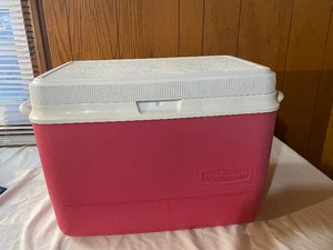 lot 270 image: Rubbermaid cooler...