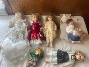 lot 281 image: Dolls...