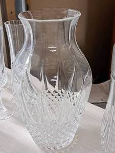 lot 18 image: Lennox 9-34 Crystal Vase