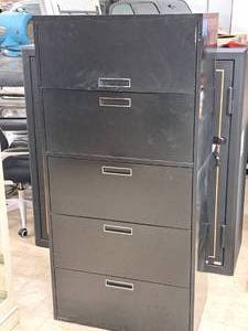lot 81 image: Metal Lateral File Cabinet 5-drawer