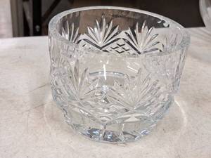 lot 42 image: Lennox 6 Crystal Candy Dish