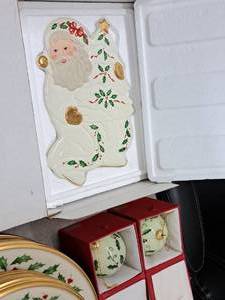 lot 48 image: Lenox Holiday Santa Collection Holiday Dcor - Santa Trivet and (2) Ornaments