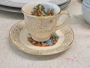 lot 60 image: Royal 22wK Gold Trimmed Tea Cup and Saucer Set