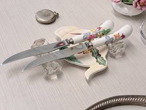 lot 76 image: Set of Knives with Spoon Plate and Holders