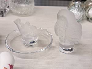 lot 77 image: Lot of (2) Figurines - Owl and Song Birds