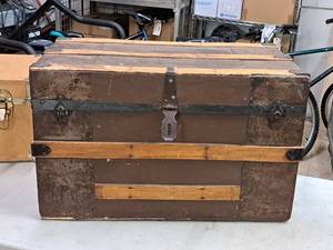 lot 87 image: Wooden Storage Trunk