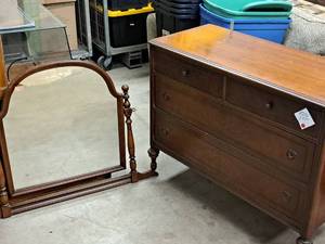 lot 90 image: Dresser 3-drawer with Mirror