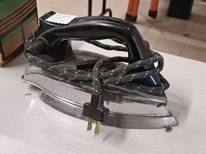 lot 136 image: Vintage Fitzgerald Magic Maid Automatic Adjustable Iron