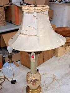 lot 122 image: Vintage Table Lamp