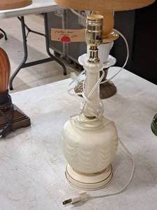 lot 124 image: Vintage Table Lamp