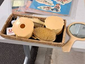 lot 149 image: Vintage Dresser Set with Tray