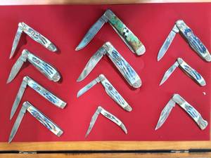 lot 22 image: 18x22 Display Case With 11 Pocket Knives-10 Marked USA &1-King Cutter-Germany
