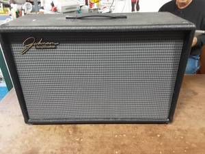 lot 27 image: Johnson Amplifier 28x12x19 -4 Ohms