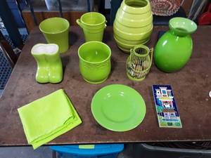 lot 39 image: Lot Of Chartreuse Accent Pieces