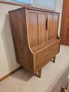 lot 4 image: MCM STANLEY HIGHBOY Walnut Veneer DRESSER